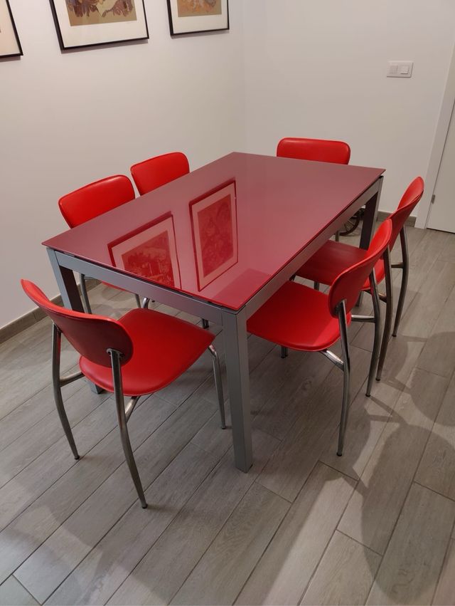 Mesa de cristal roja y sillas