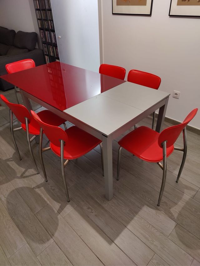 Mesa de cristal roja y sillas