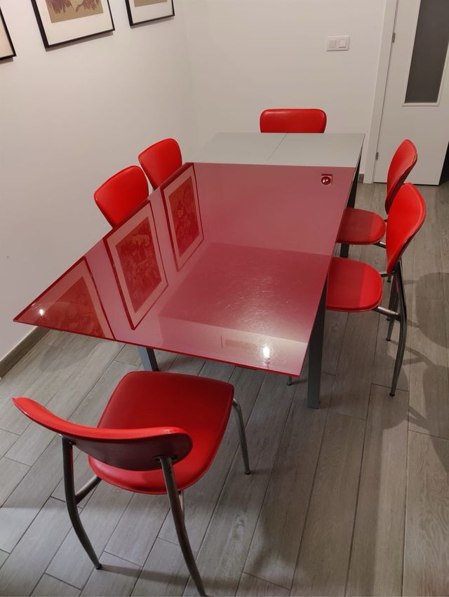Mesa de cristal roja y sillas