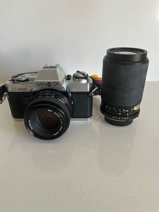 Cámara de fotos Minolta X-300 y objetivos
