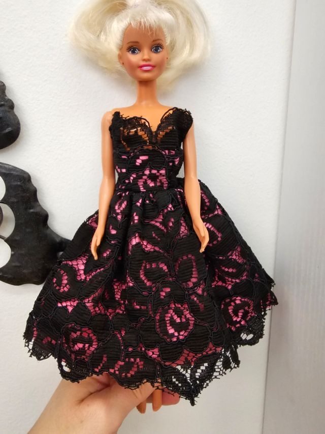 Lote Barbies y ropa hecha a mano