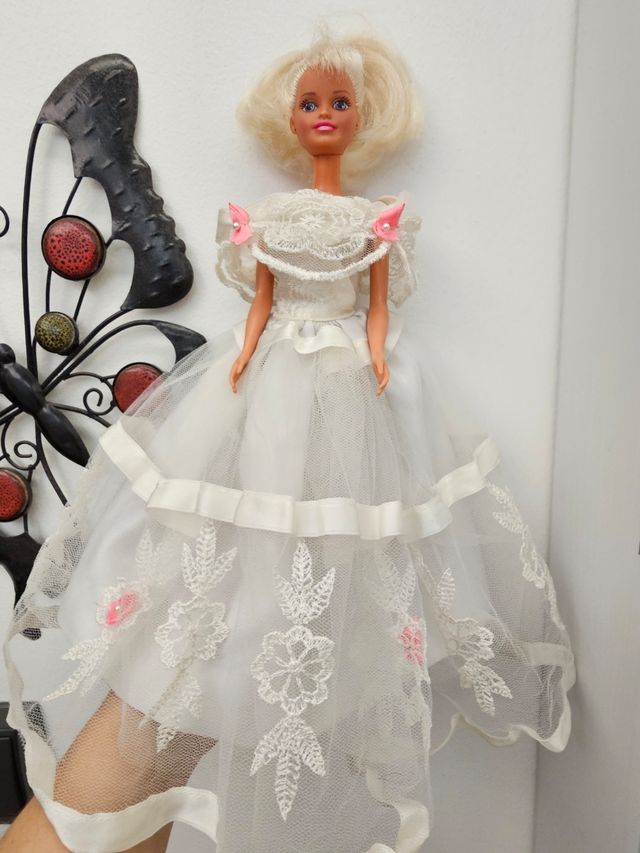 Lote Barbies y ropa hecha a mano