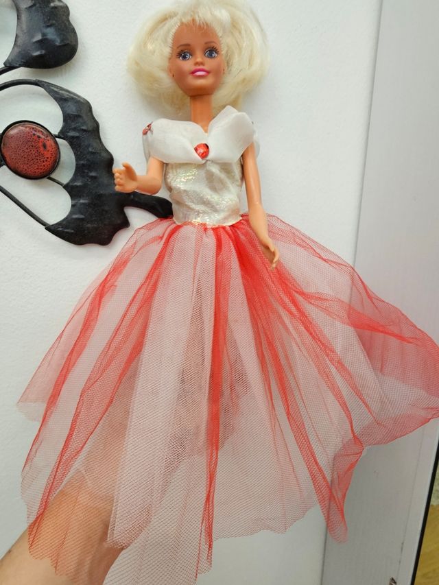 Lote Barbies y ropa hecha a mano