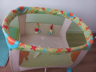 Parque infantil y cuna de viaje
