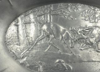 Antico cesto con due cervi che lottano Art Decò
