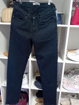 Pantalon  negro,regalo camisa