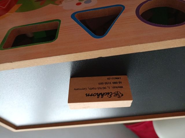 CAJA CON PIEZAS DE FORMÁS ENCAJABLES