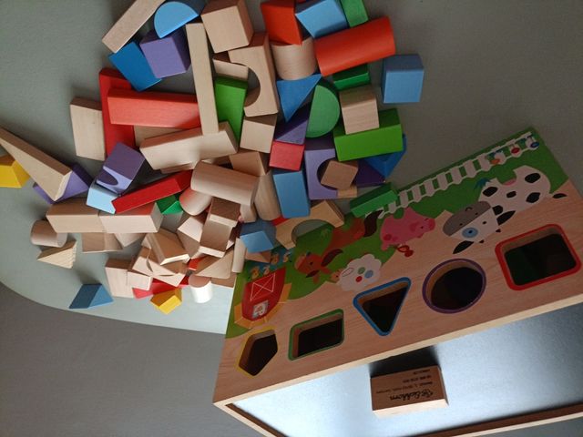 CAJA CON PIEZAS DE FORMÁS ENCAJABLES