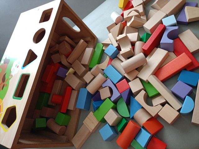 CAJA CON PIEZAS DE FORMÁS ENCAJABLES