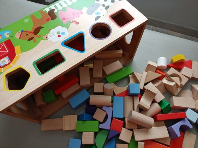 CAJA CON PIEZAS DE FORMÁS ENCAJABLES