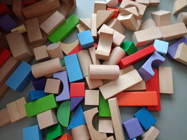 CAJA CON PIEZAS DE FORMÁS ENCAJABLES