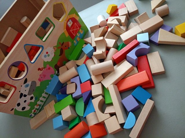 CAJA CON PIEZAS DE FORMÁS ENCAJABLES