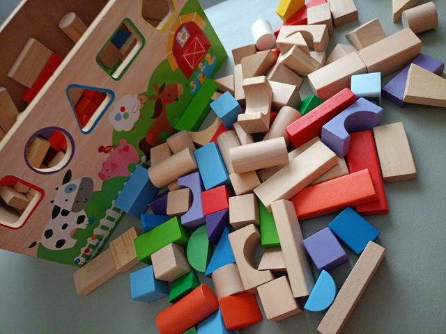 CAJA CON PIEZAS DE FORMÁS ENCAJABLES