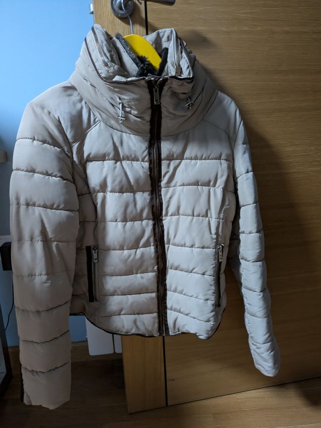 Chaqueta beige de mujer de Zara.