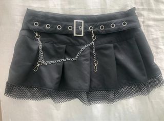 Falda negra con rejilla, cadena y tachuelas. T.40 