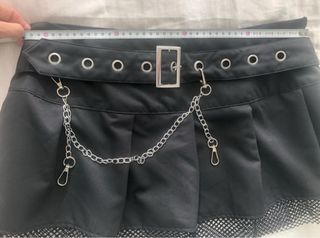 Falda negra con rejilla, cadena y tachuelas. T.40 