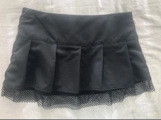 Falda negra con rejilla, cadena y tachuelas. T.40 