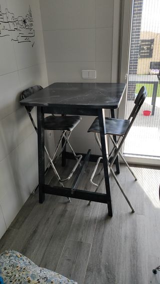 Mesa alta con sillas