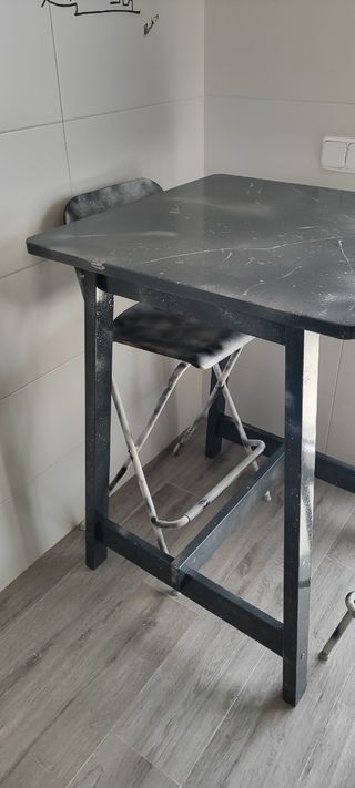 Mesa alta con sillas