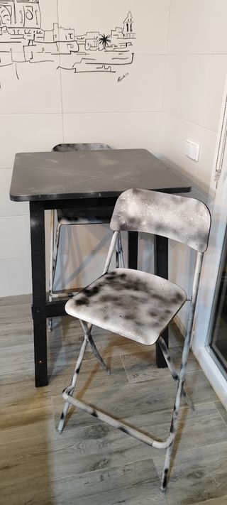 Mesa alta con sillas