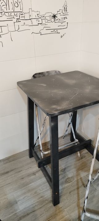 Mesa alta con sillas