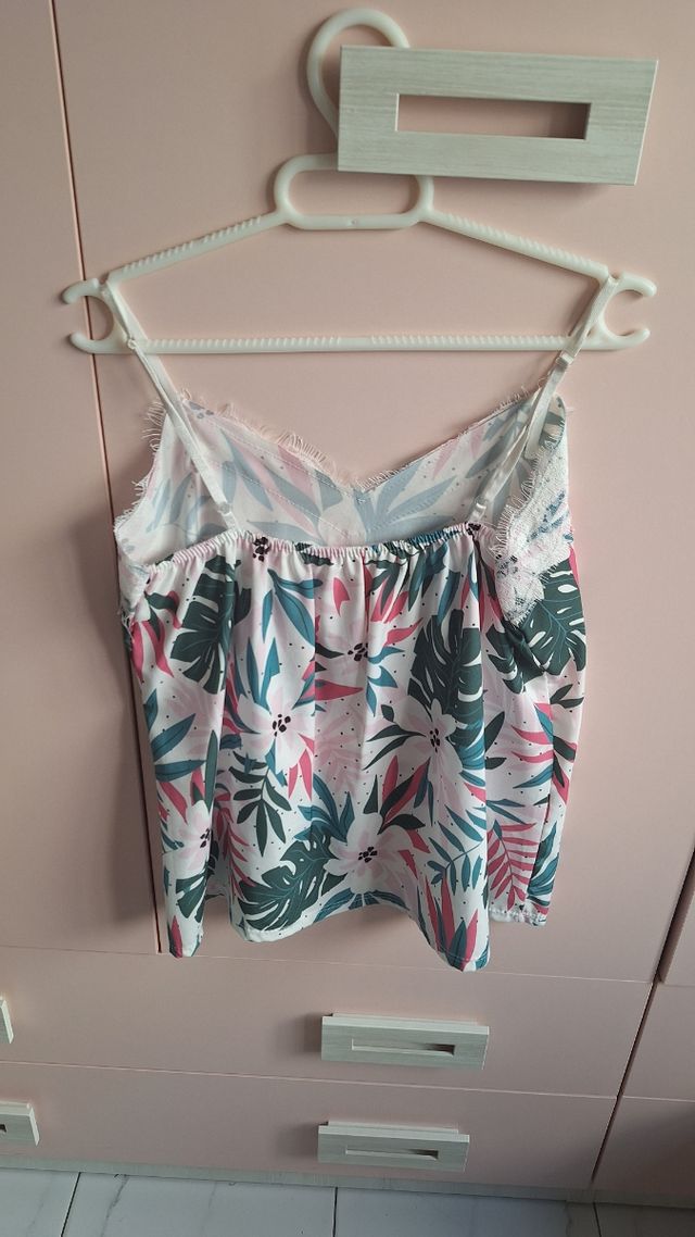 Blusa de flores de encajes