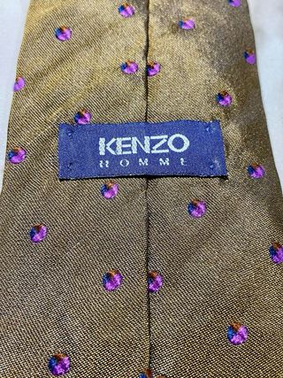 Corbata Kenzo.