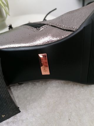 Botines únicos de piel con cordones
