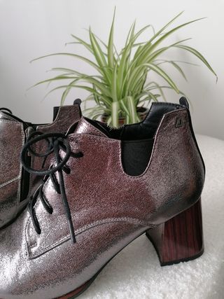 Botines únicos de piel con cordones