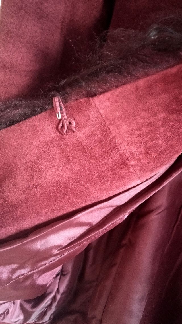 Abrigo de ANTE granate, T.M. Entallado.