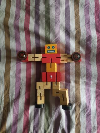 Muñeco robot articulado de madera