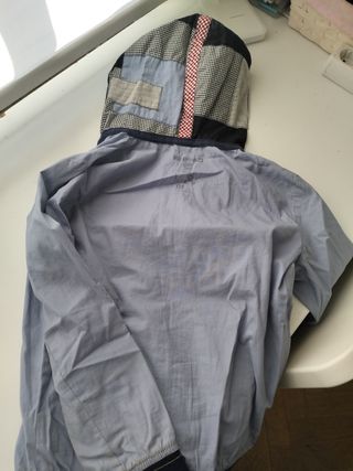 Chaqueta con capucha marca Desigual