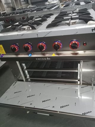 Cocina industrial con horno