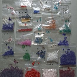 2 kg de cuentas/abalorios de vidrio pequenas 2-3mm