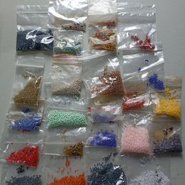 2 kg de cuentas/abalorios de vidrio pequenas 2-3mm