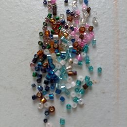 2 kg de cuentas/abalorios de vidrio pequenas 2-3mm