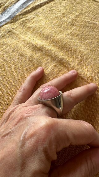 Anillo vintage de plata con piedra rosa