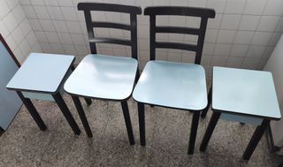 Mesa de cocina con 2 sillas y 2 taburetes