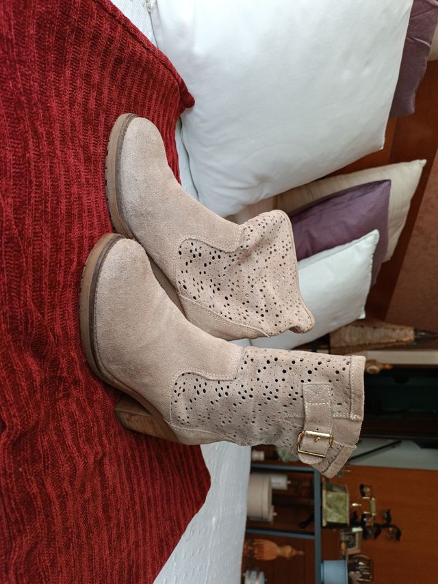 Botas ante beige caladas 39