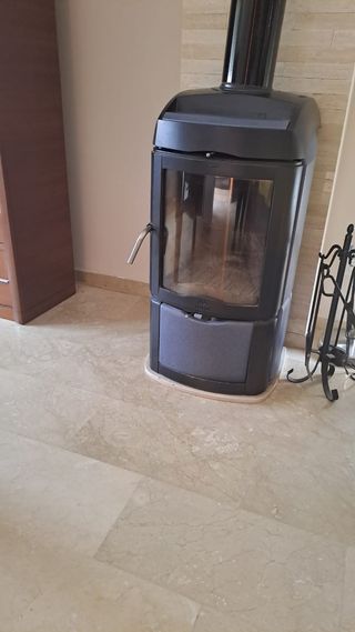 Estufa cerrada con tubos marca jotul