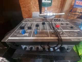 Varios amplificadores, altavoces, etc.