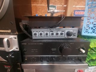 Varios amplificadores, altavoces, etc.