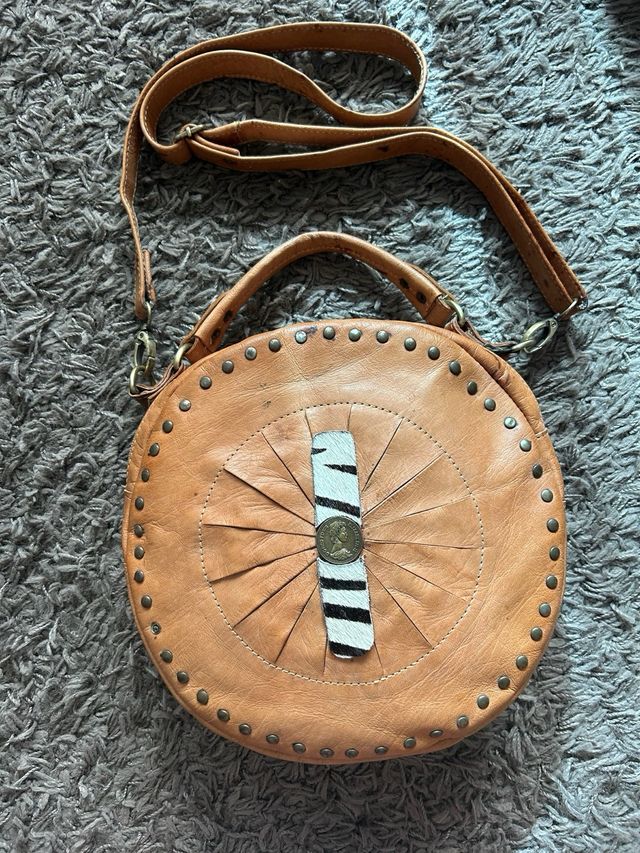 Bolso redondo de cuero y animal print