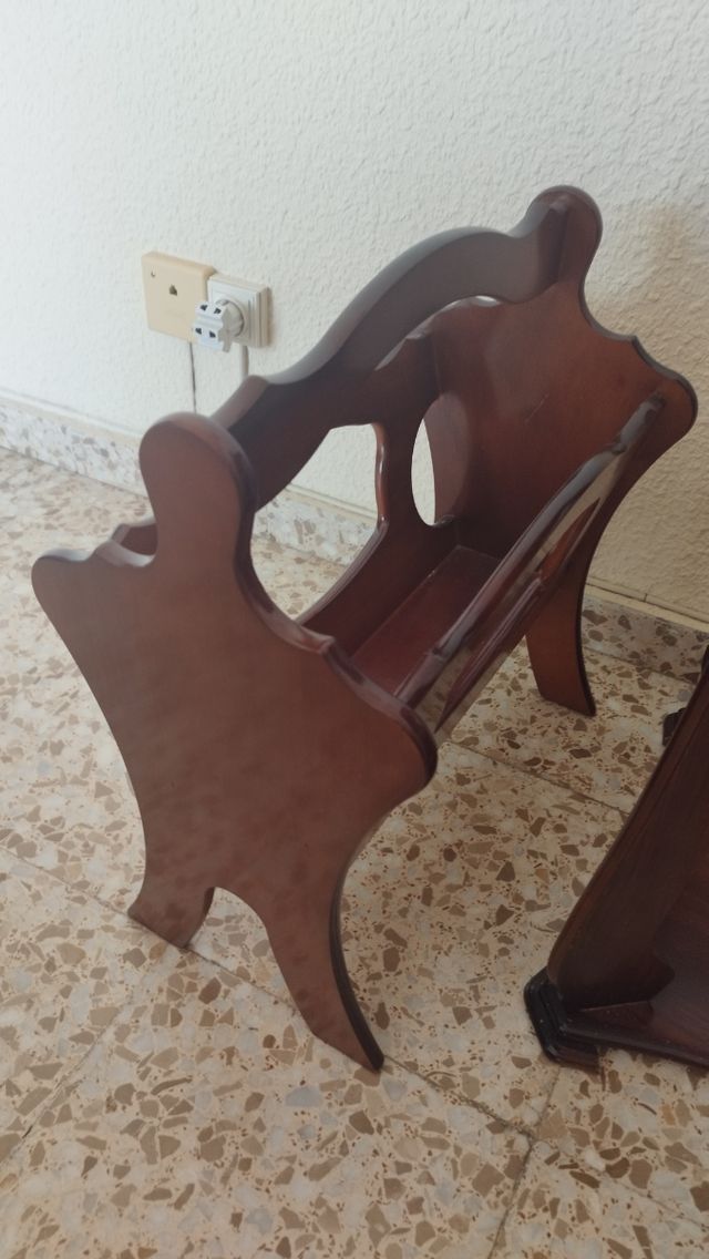 Revistero en buen estado