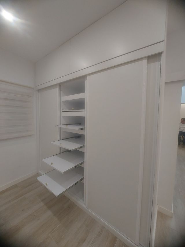 FABRICACION DE ARMARIOS Y MONTAJES