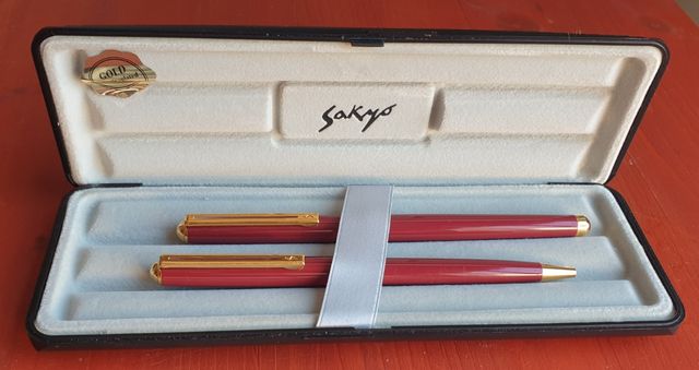 Juego de pluma y bolígrafo.