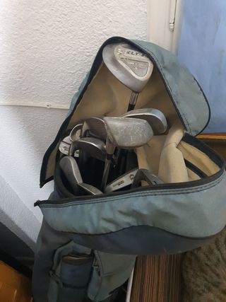 Palos de golf antiguos con bolsa