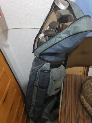 Palos de golf antiguos con bolsa