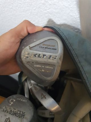 Palos de golf antiguos con bolsa