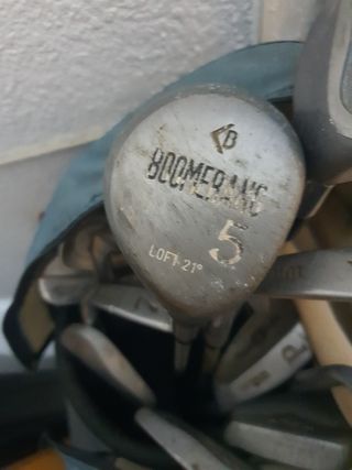 Palos de golf antiguos con bolsa